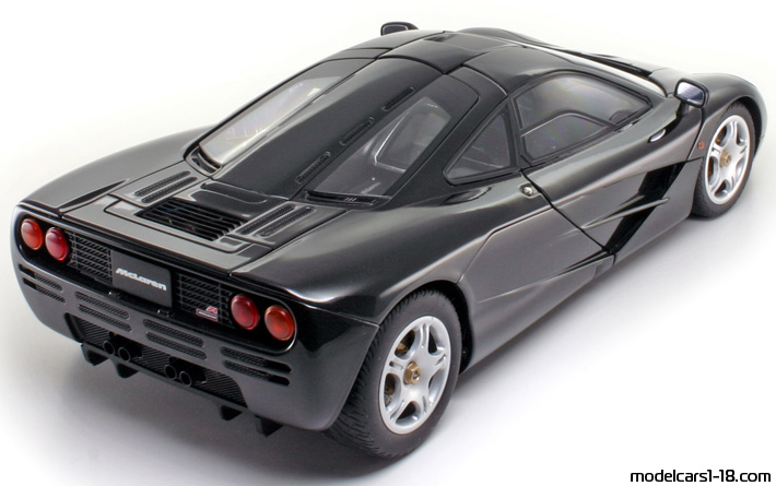 1993 - McLaren F1 AutoArt 1/18 (Schwarz) Hinten rechte seite