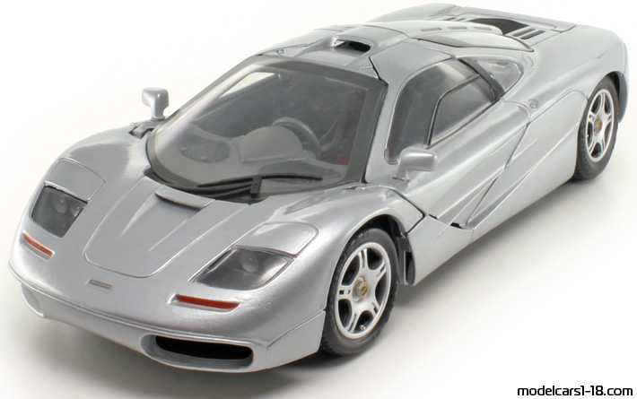 1993 - McLaren F1 Maisto 1/18 (Silber) Vorne linke Seite