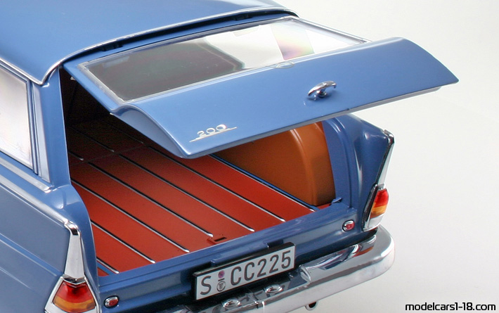 1961 - Mercedes 200 Universal (W110) Norev 1/18 (Blau) Kofferraum / Klappbare Scheinwerfer