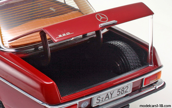 1968 - Mercedes 220 (W115) Sun Star 1/18 (Rot) Kofferraum / Klappbare Scheinwerfer