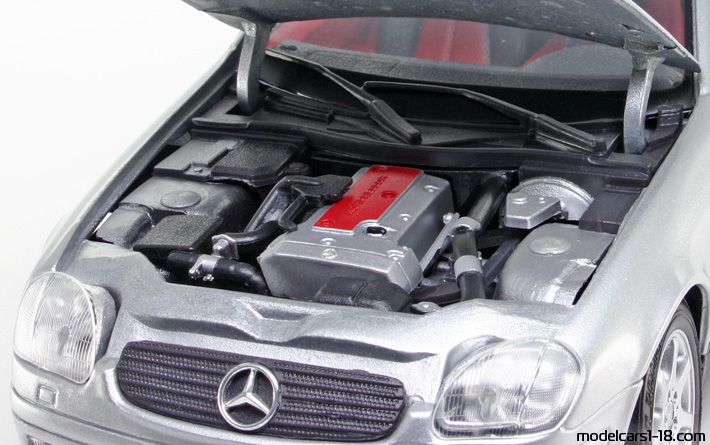 1997 - Mercedes 230 SLK (R170) Maisto 1/18 (Silber) Motor