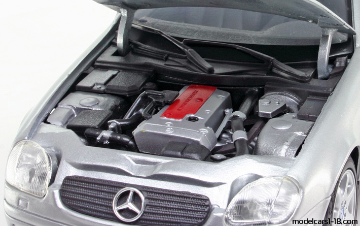 1997 - Mercedes 230 SLK (R170) Maisto 1/18 (Silber) Motor