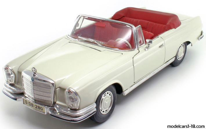 1966 - Mercedes 280 SE (W111) Maisto 1/18 (Red) Vorne linke Seite