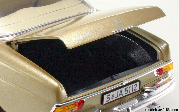 1969 - Mercedes 280 SE (W111) Norev 1/18 (Schwarz) Kofferraum / Klappbare Scheinwerfer