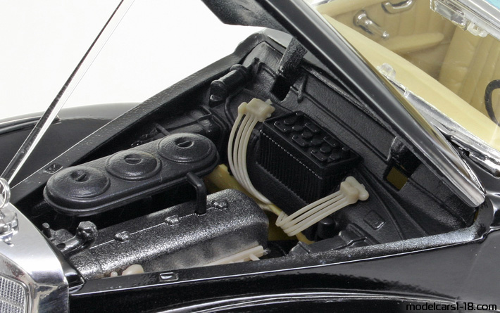 1955 - Mercedes 300 S (W188) Maisto 1/18 (Schwarz) Motor