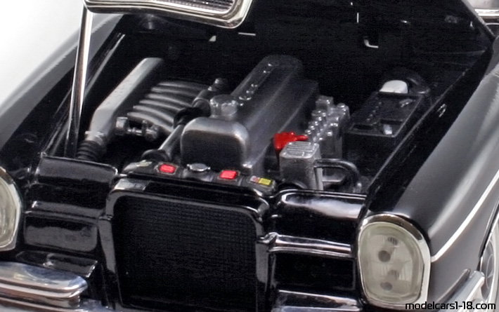 1959 - Mercedes 300 SE (W111) Revell 1/18 (Schwarz) Motor