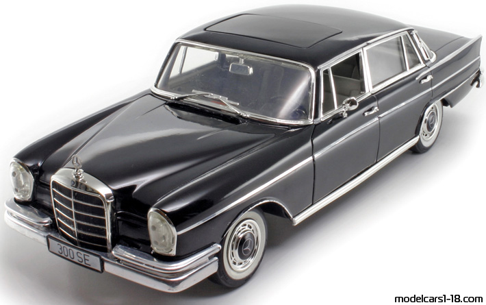 1959 - Mercedes 300 SE (W111) Revell 1/18 (Schwarz) Vorne linke Seite