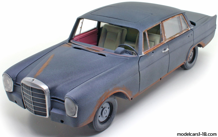 1959 - Mercedes 300 SE (W112) Barn Find Revell 1/18 (Grau / Weiß) Vorne linke Seite