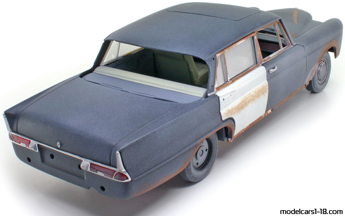 1959 - Mercedes 300 SE (W112) Barn Find Revell 1/18 (Grau / Weiß) Hinten rechte seite