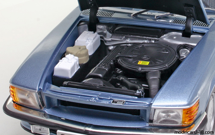 1986 - Mercedes 300 SL (R107) Norev 1/18 (Blau) Motor