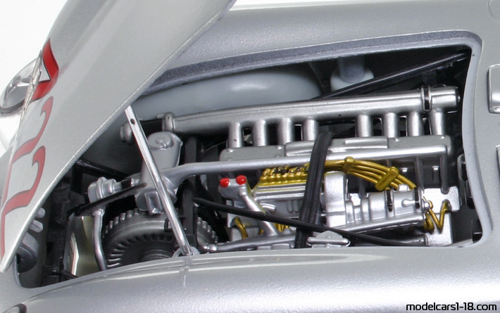 1955 - Mercedes 300 SLR (W196S) Maisto 1/18 (Silber) Motor