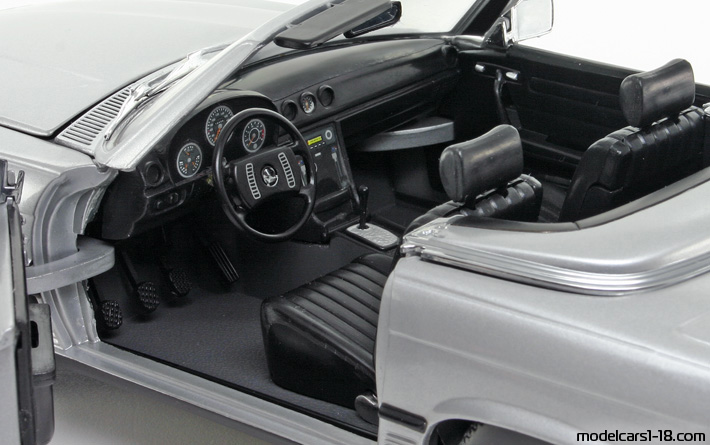 1977 - Mercedes 350 SL (R107) Chrono 1/18 (Silber) Innenraum Armaturenbrett