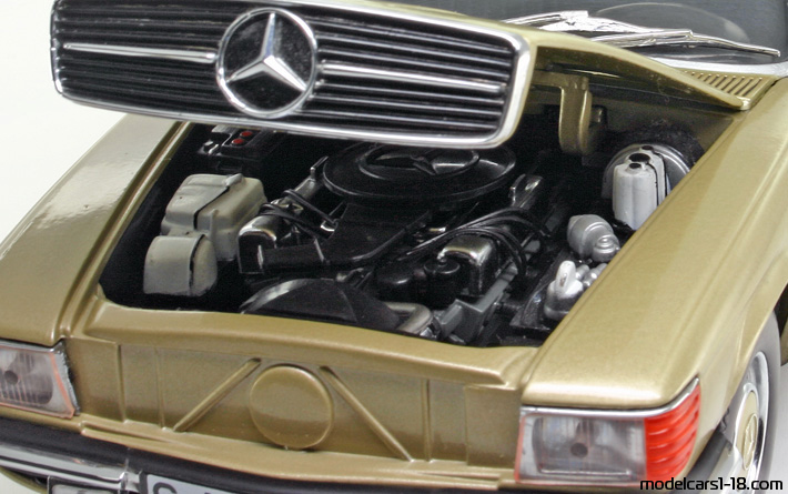 1977 - Mercedes 350 SL (R107) Chrono 1/18 (Gold) Motor