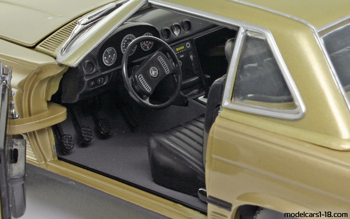 1977 - Mercedes 350 SL (R107) Chrono 1/18 (Gold) Innenraum Armaturenbrett