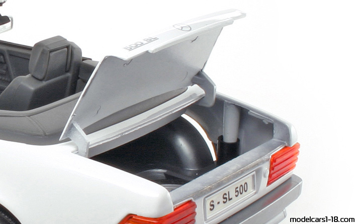 1989 - Mercedes 500 SL (R129) Road Tough 1/18 (Weiß / Grau) Kofferraum / Klappbare Scheinwerfer