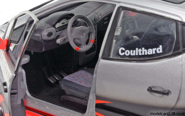 1997 - Mercedes A 140 F1 Edition (W168) Maisto 1/18 (Silber / Rot) Innenraum Armaturenbrett
