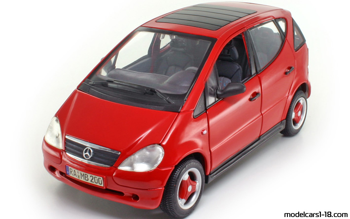 1997 - Mercedes A 140 (W168) Maisto 1/18 (Red) Vorne linke Seite