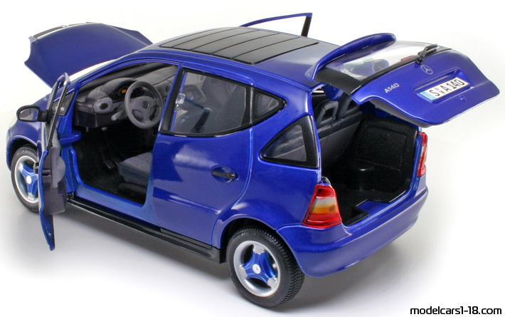 1997 - Mercedes A 140 (W168) Maisto 1/18 (Blau) Zu öffnende Teile