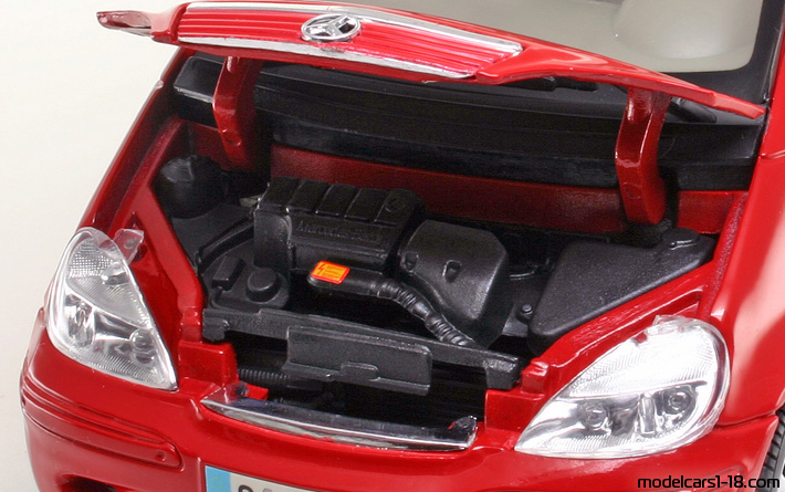 2001 - Mercedes A 160 (W168) Maisto 1/18 (Rot) Motor