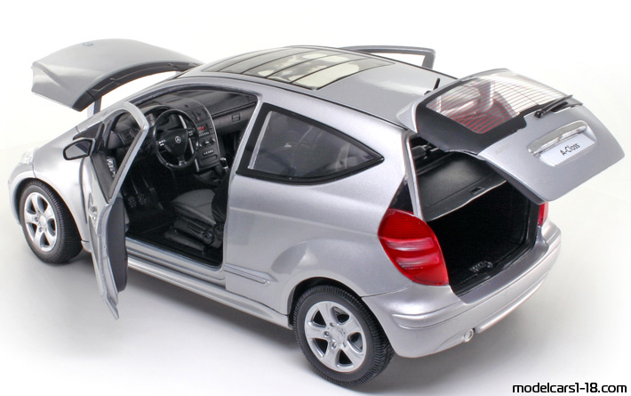 2008 - Mercedes A 200 (W169) Welly 1/18 (Hellsilber) Zu öffnende Teile
