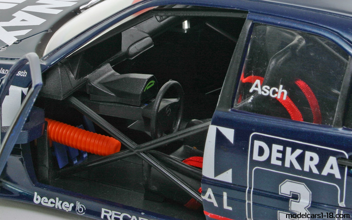 1994 - Mercedes C 180 DTM (W202) Limited Modellcars 1/18 (Blau / Weiß) Innenraum Armaturenbrett