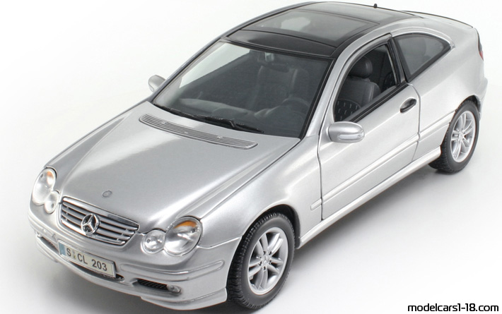 2001 - Mercedes C 200 Sportcoupe (CL203) Maisto 1/18 (Hellsilber) Vorne linke Seite