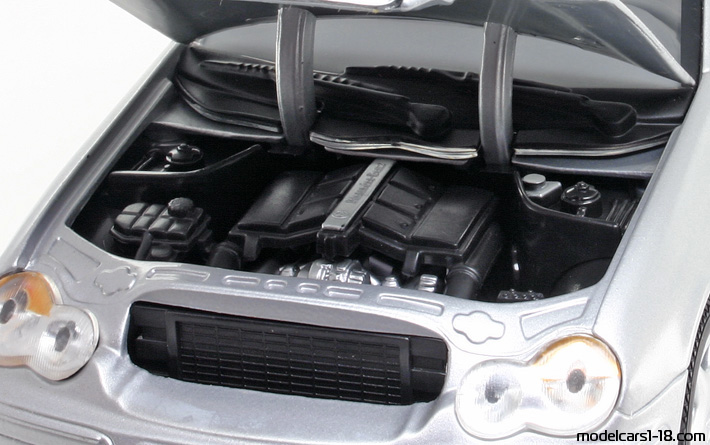 2000 - Mercedes C 320 (W203) Anson 1/18 (Silber) Motor
