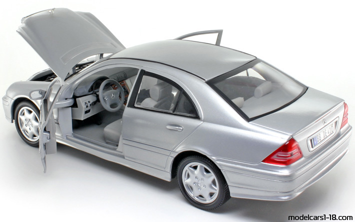 2000 - Mercedes C 320 (W203) Anson 1/18 (Silber) Zu öffnende Teile