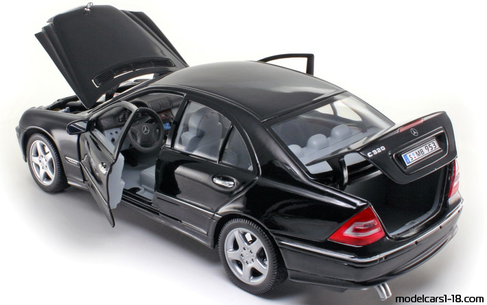 2000 - Mercedes C 320 (W203) Welly 1/18 (Schwarz) Zu öffnende Teile