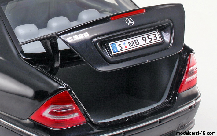 2000 - Mercedes C 320 (W203) Welly 1/18 (Schwarz) Kofferraum / Klappbare Scheinwerfer