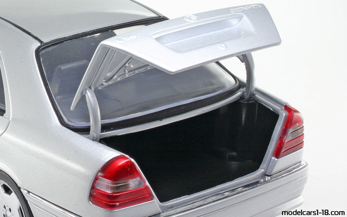 1993 - Mercedes C 36 AMG (W202) UT 1/18 (Silber) Kofferraum / Klappbare Scheinwerfer