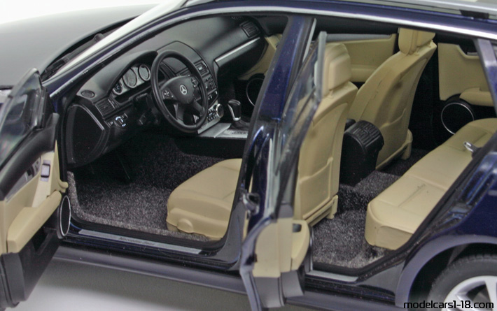 2007 - Mercedes C (S204) AutoArt 1/18 (Blau) Innenraum Armaturenbrett