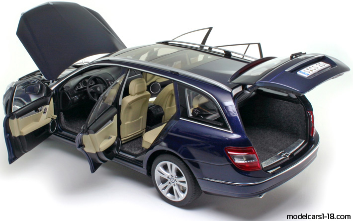 2007 - Mercedes C (S204) AutoArt 1/18 (Blau) Zu öffnende Teile
