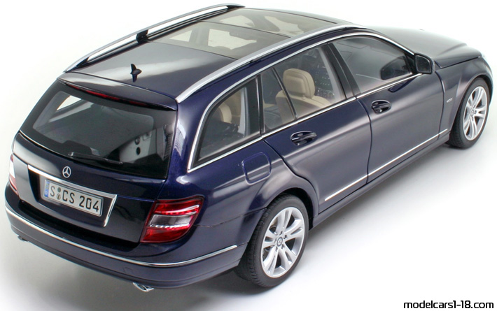 2007 - Mercedes C (S204) AutoArt 1/18 (Blau) Hinten rechte seite