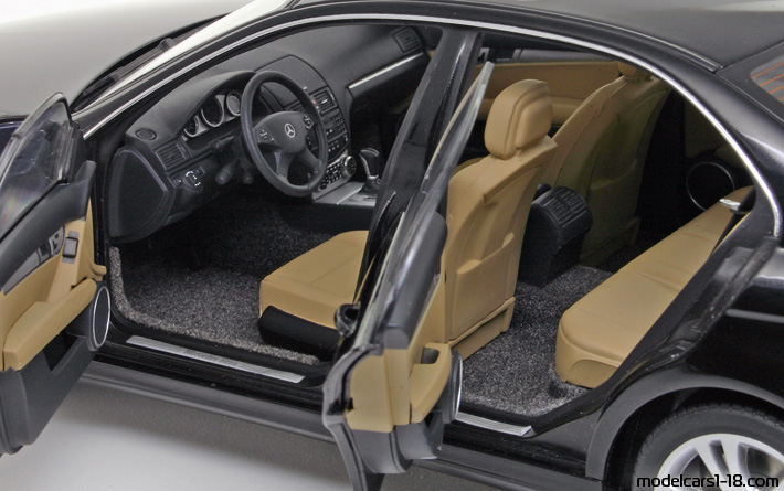 2007 - Mercedes C (W204) AutoArt 1/18 (Schwarz) Innenraum Armaturenbrett