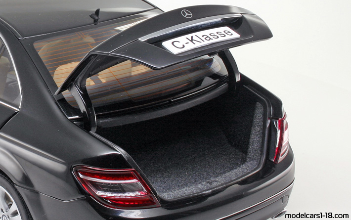2007 - Mercedes C (W204) AutoArt 1/18 (Schwarz) Kofferraum / Klappbare Scheinwerfer