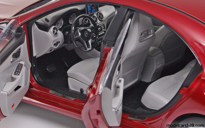 2014 - Mercedes CLA (C117) Norev 1/18 (Rot) Innenraum Armaturenbrett