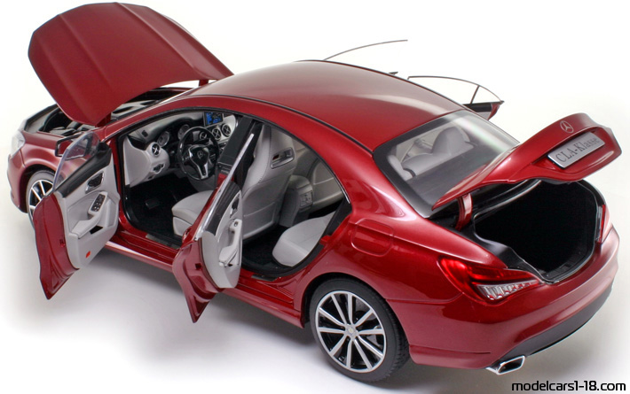 2014 - Mercedes CLA (C117) Norev 1/18 (Rot) Zu öffnende Teile
