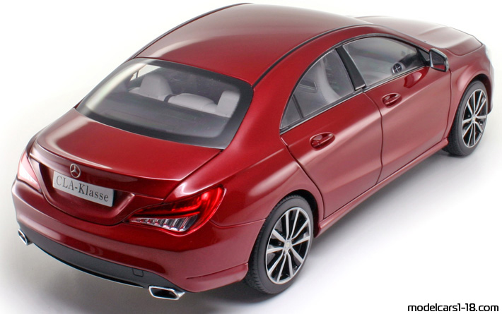 2014 - Mercedes CLA (C117) Norev 1/18 (Rot) Hinten rechte seite