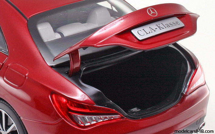 2014 - Mercedes CLA (C117) Norev 1/18 (Rot) Kofferraum / Klappbare Scheinwerfer
