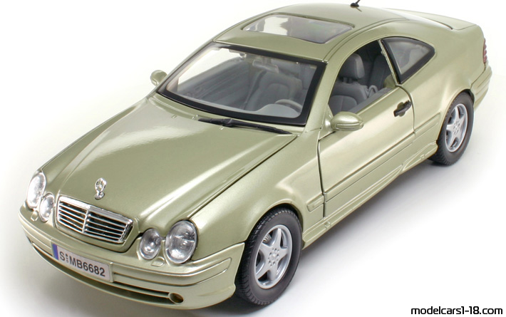2002 - Mercedes CLK 320 (C208) Motor Max 1/18 (Gold) Vorne linke Seite