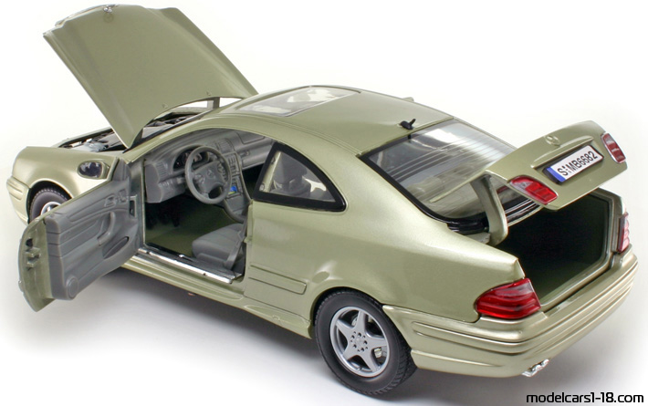 2002 - Mercedes CLK 320 (C208) Motor Max 1/18 (Gold) Zu öffnende Teile