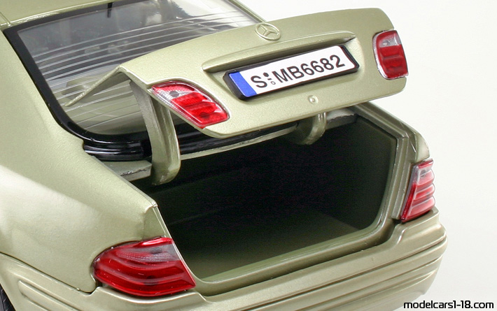 2002 - Mercedes CLK 320 (C208) Motor Max 1/18 (Gold) Kofferraum / Klappbare Scheinwerfer