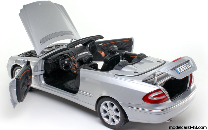 2003 - Mercedes CLK 500 (A209) Kyosho 1/18 (Hellsilber) Zu öffnende Teile