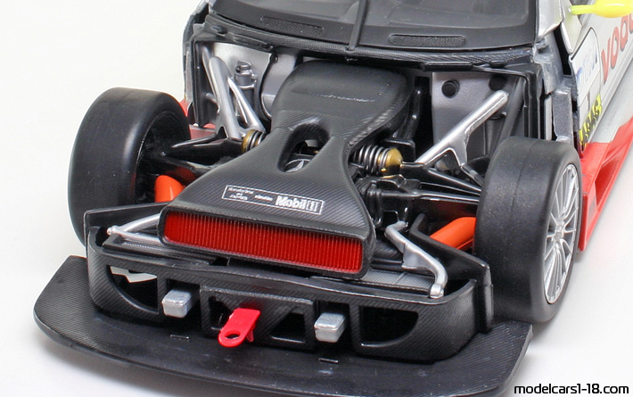 2002 - Mercedes CLK DTM (C209) Maisto 1/18 (Silber / Rot) Motor