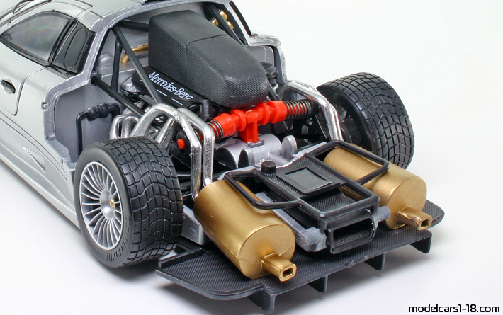 1998 - Mercedes CLK GTR Maisto 1/18 (Silber) Motor
