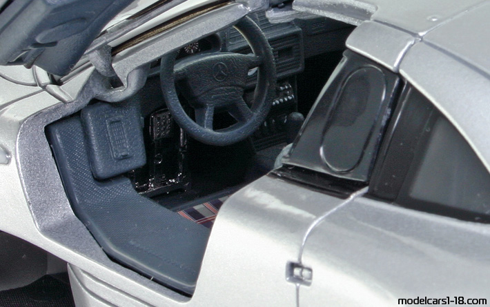 1998 - Mercedes CLK GTR Maisto 1/18 (Silber) Innenraum Armaturenbrett
