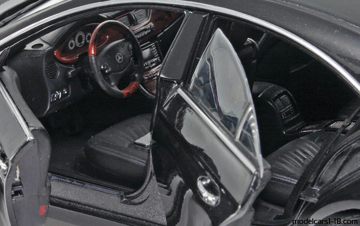 2004 - Mercedes CLS (C219) Maisto 1/18 (Schwarz) Innenraum Armaturenbrett