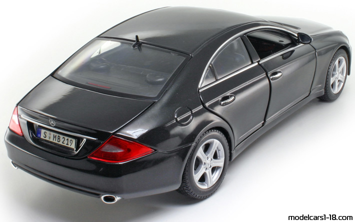 2004 - Mercedes CLS (C219) Maisto 1/18 (Schwarz) Hinten rechte seite