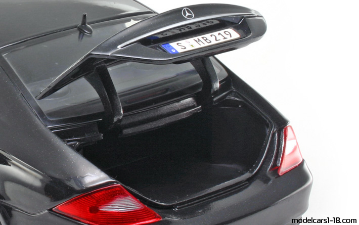 2004 - Mercedes CLS (C219) Maisto 1/18 (Schwarz) Kofferraum / Klappbare Scheinwerfer